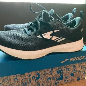 Brooks size 9B women’s revel 5 black sneaker